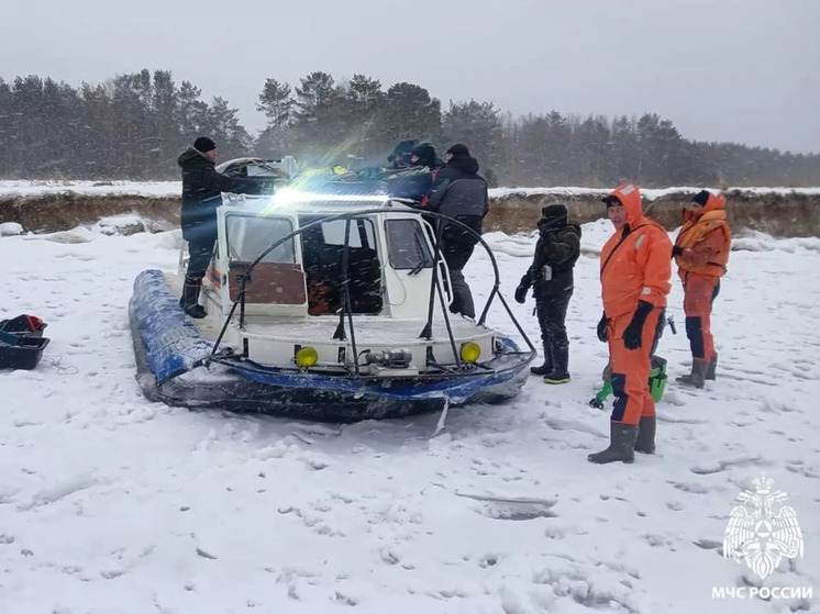 МЧС: На Новосибирском водохранилище оторвало льдину с 13 рыбаками