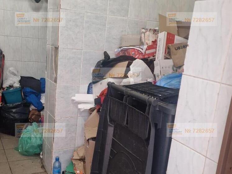 Петербуржцы обеспокоены опасной горой картона в доме на Малой Каштановой Аллее