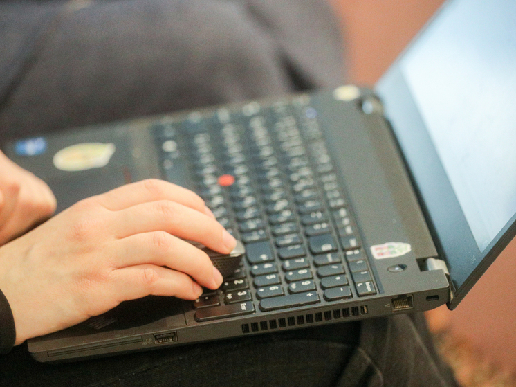 На Украине обрушились с критикой на вэсэушника, который обручился* с певцом Melovin