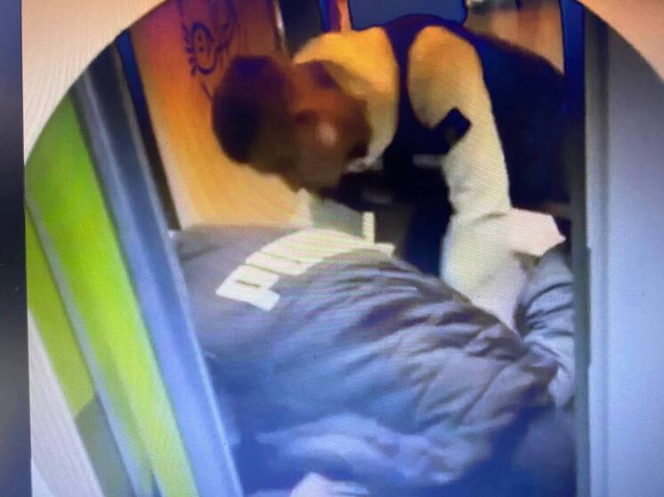 Охранник во "Вкусно и точка" напал на молодую пару без всяких причин