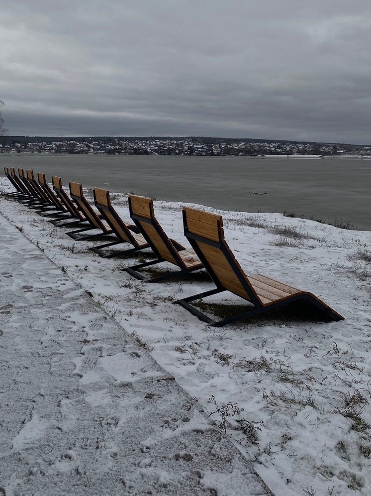 В Пермском крае в ноябре установили шезлонги на набережной