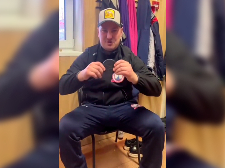 Хоккейный тренер Дмитрий Дубинин провел необычное гендер-пати на льду