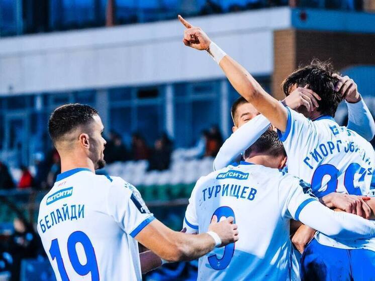 «Факел» продлил контракты с тремя полузащитниками