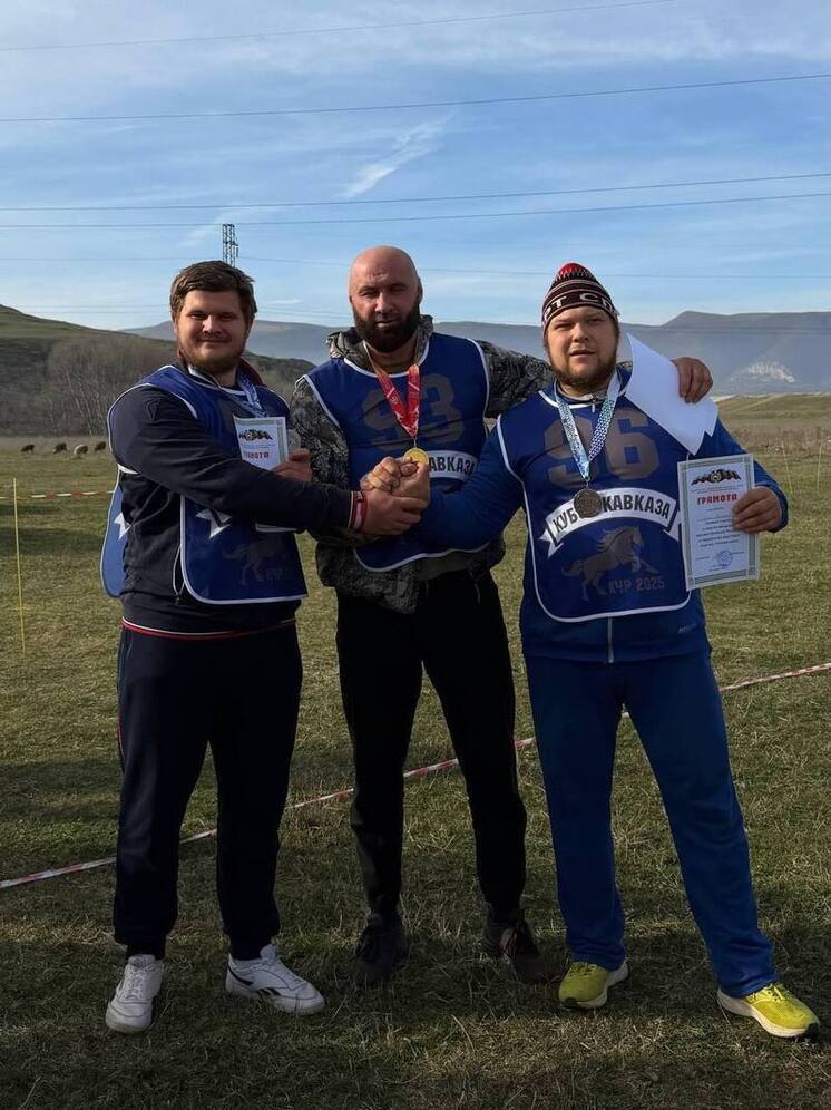 Три чемпиона России завоевали награды на чемпионате КЧР по толканию камня