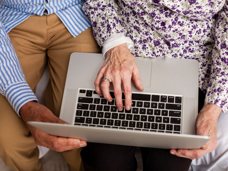 Тамбовские пенсионеры осваивают онлайн-покупку ж/д билетов на уроках цифровой грамотности