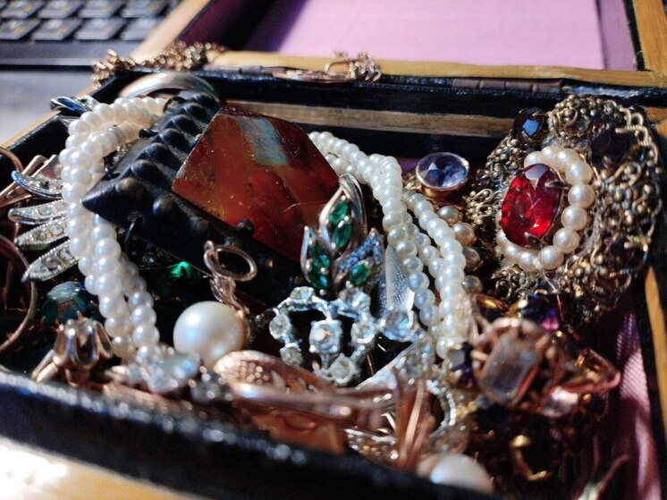 Психолог Лагутина: яркие украшения приобретают для повышения самооценки