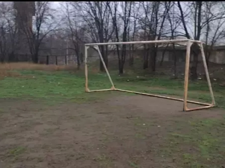 Восстановить заброшенный стадион просят жители Каменка-Шахтинского