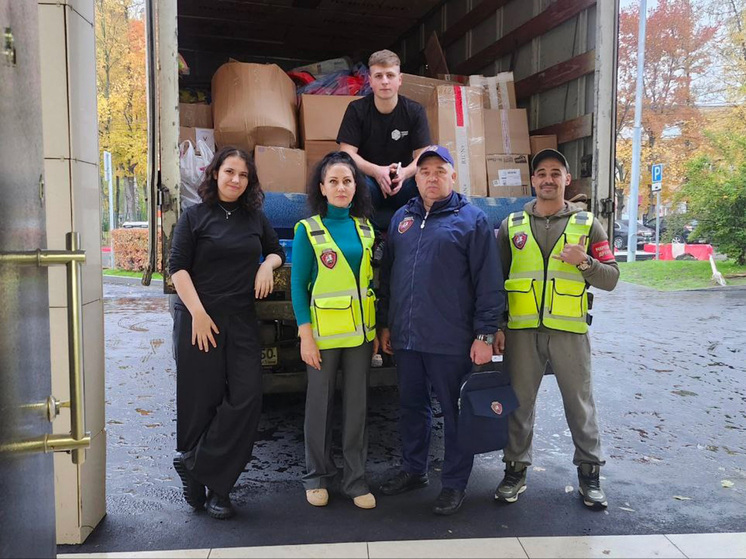 Сотрудники ГКУ «Московская безопасность» не только помогают столичной полиции беречь покой москвичей и следить за порядком в городе, но и активно поддерживают наших бойцов, сражающихся в зоне СВО, и жителей новых и приграничных регионов