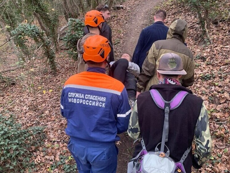 Спасатели более двух километров несли пострадавшего велосипедиста в горной местности Новороссийска