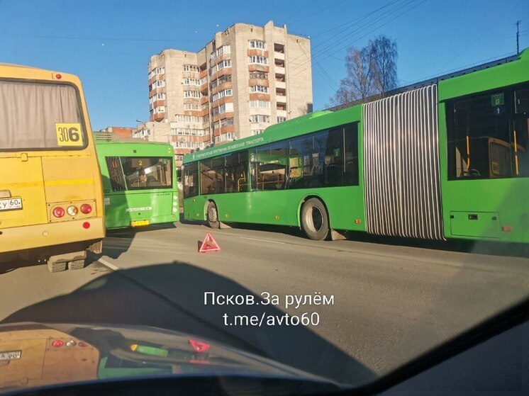Появились фото псковского автобуса, в котором выбито окно