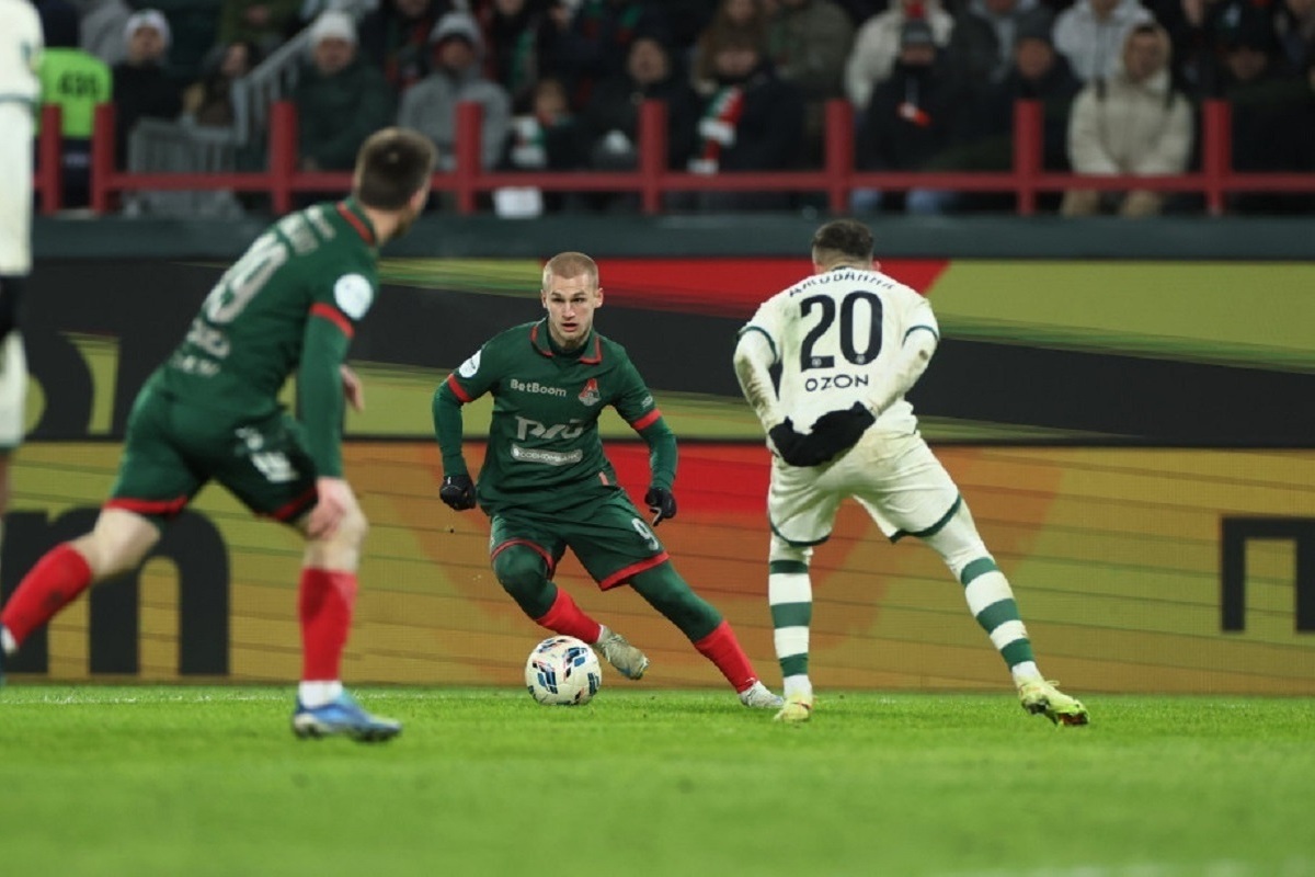 «Локомотив» и «Краснодар» сыграли вничью в 16-м туре РПЛ. Руденко открыл счёт, через пять минут Аугусто, воспользовавшись добиванием после удара Черникова и отскока от перекладины, его сравнял. «Краснодар» с 34 очками вышел на первое место, опережая ЦСКА и «Зенит» на одно очко. «Локомотив» остаётся четвёртым. Обе команды продолжат борьбу в Кубке России 26 ноября, а 30 ноября начнётся 17-й тур РПЛ.