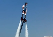 Олимпийский чемпион по фигурному катанию Роман Костомаров вновь удивил публику, освоив флайборд. В ноябре 2025 года он опубликовал видео с тренировки, признавшись: «Не думал, что так смогу в новой жизни». Его успех стал символом силы воли и адаптации. Подписчики назвали спортсмена «сверхчеловеком», отметив, что его история вдохновляет переосмыслить границы возможного. Костомаров продолжает доказывать: физические ограничения не определяют потенциал человека.