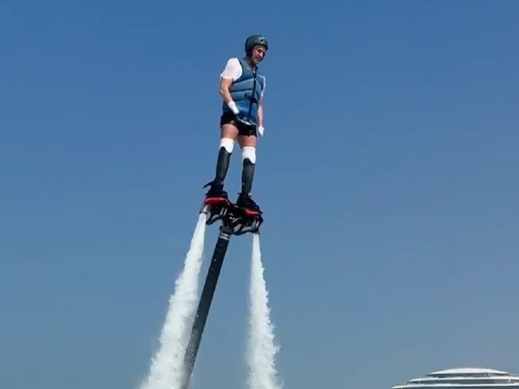 Олимпийский чемпион по фигурному катанию Роман Костомаров вновь удивил публику, освоив флайборд. В ноябре 2025 года он опубликовал видео с тренировки, признавшись: «Не думал, что так смогу в новой жизни». Его успех стал символом силы воли и адаптации. Подписчики назвали спортсмена «сверхчеловеком», отметив, что его история вдохновляет переосмыслить границы возможного. Костомаров продолжает доказывать: физические ограничения не определяют потенциал человека.