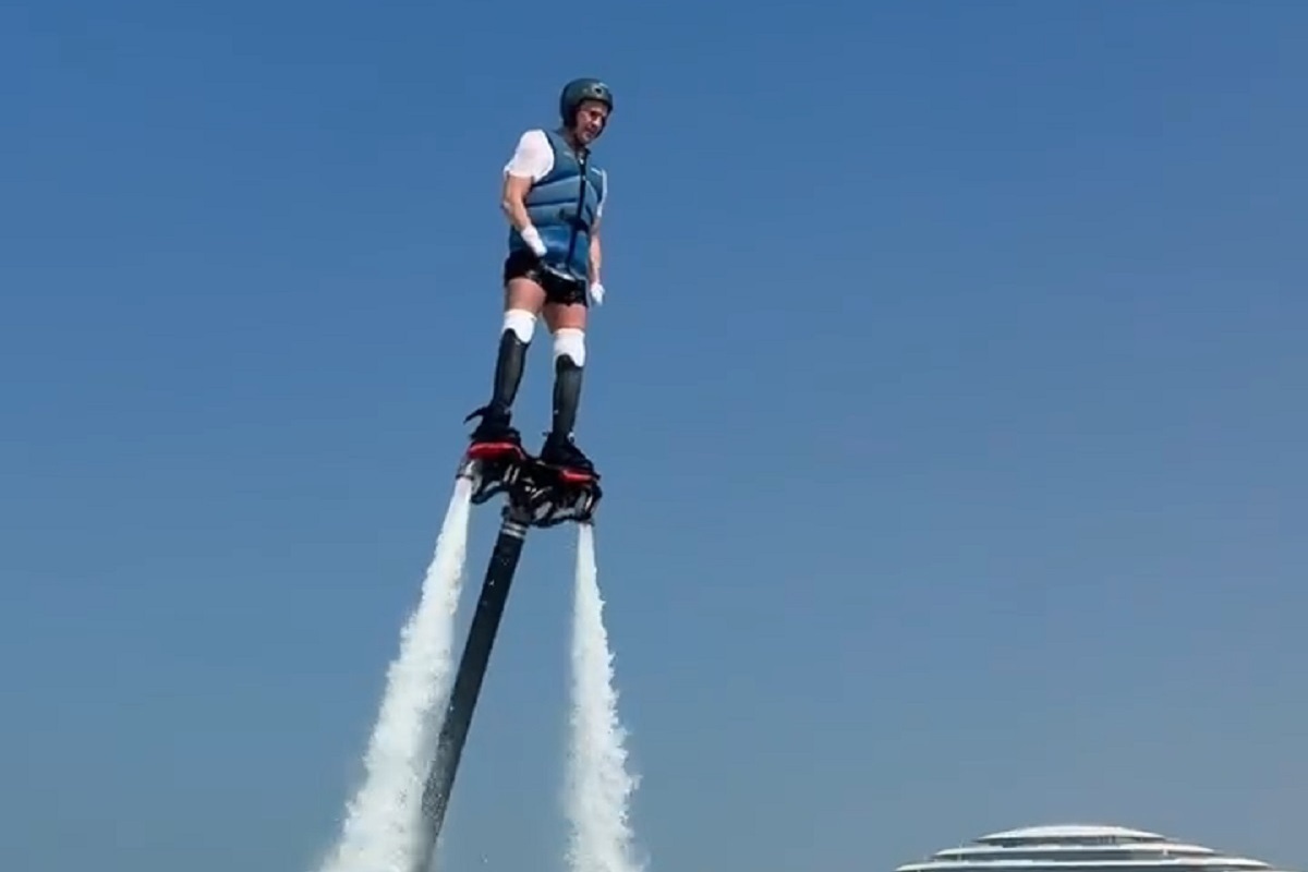 Роман Костомаров балансирует над водой — и над стереотипами