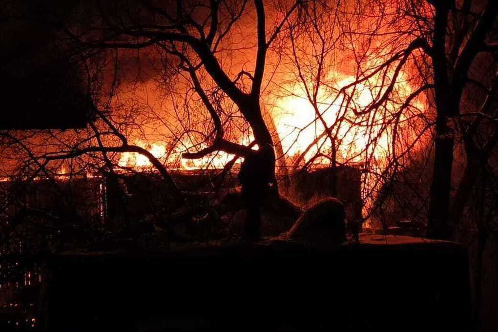 В украинском городе начался сильный пожар после серии взрывов