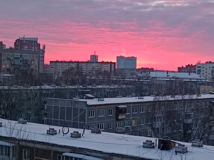 В Екатеринбурге ночной руфер забрался в подъемный кран