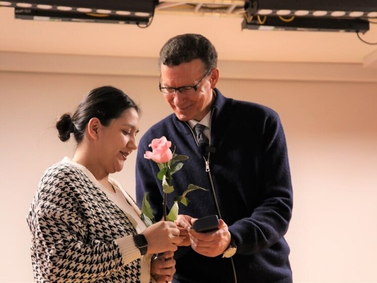 Олег Попов в преддверии юбилея ЯНАО и района наградил азовчан