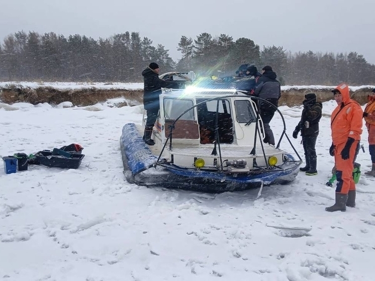 Новосибирские спасатели эвакуировали 13 рыбаков с оторвавшейся льдины на Обском море