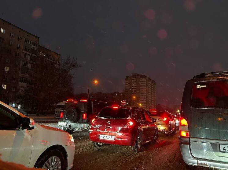 Десятибалльные пробки сковали Барнаул после мощного снегопада 24 ноября