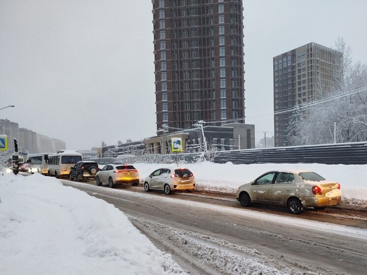 Новосибирск встал в десятибалльных пробках после ночного снегопада