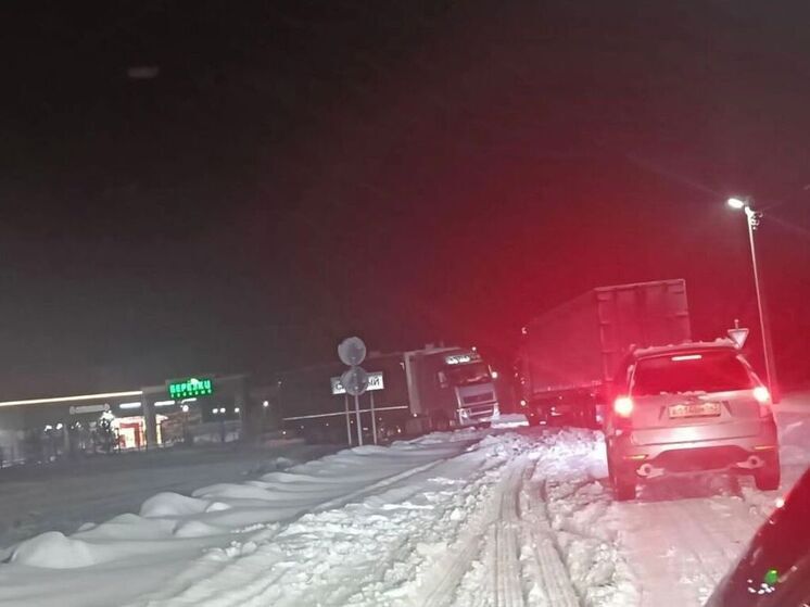 Грузовики заблокировали выезд из поселка Садовый в Новосибирске