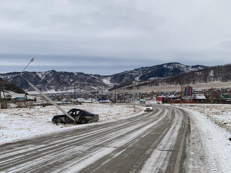 На Алтае водитель «Мерседеса» влетел в ЛЭП и попал в больницу