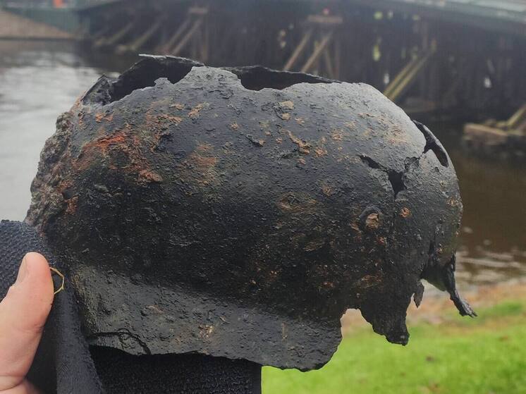 Водолазы нашли немецкую каску в акватории Невы возле Петропавловской крепости