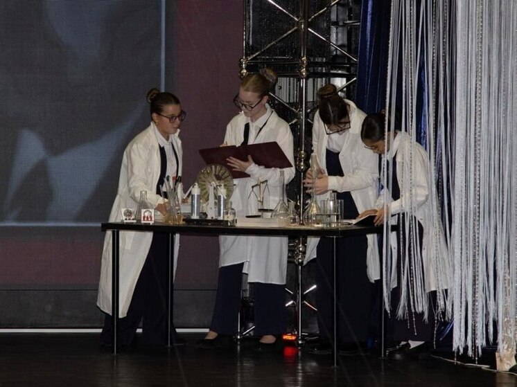 В школьном театре Сургутского района представили спектакль «Ядерный щит страны!»