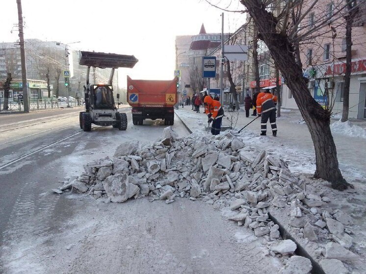 В Улан-Удэ идет усиленная уборка снега