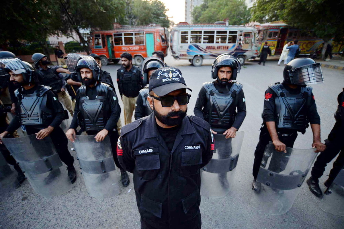 Террористы-смертники устроили взрыв у штаб-квартиры полиции в Пакистане