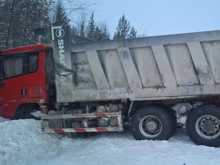 На трассе в Красноярском крае столкнулись два грузовика, один человек погиб