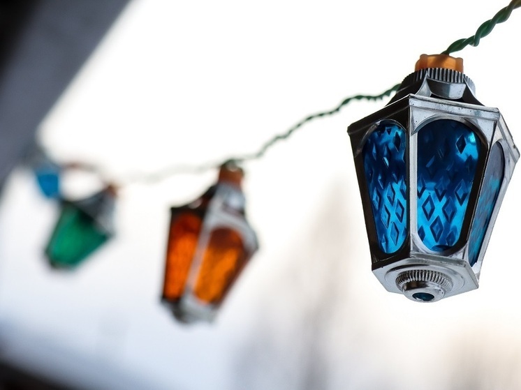 Юрист Русяев: жильцу может грозить штраф, если новогодний декор нарушает правила