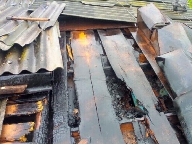 В Орловской области из-за короткого замыкания случился пожар в хозпостройке