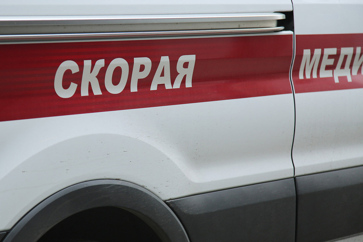 Подросток ранил ножом охранника и двоих полицейских