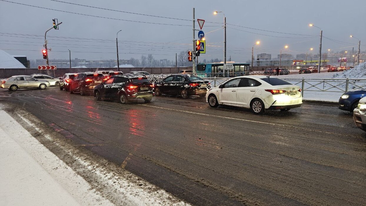 Петербуржцы приготовились ко дню жестянщика: променяли автомобили на метро