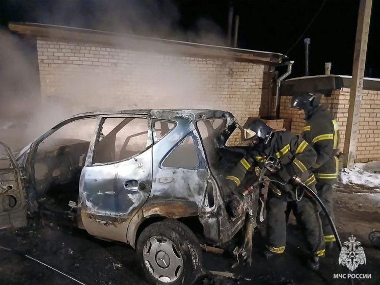 В Боровичах сгорел легковой автомобиль