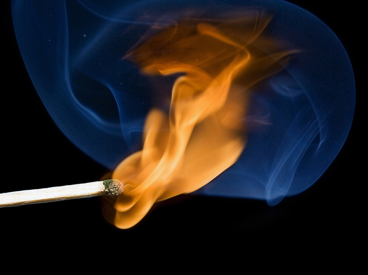 Пятнадцать человек тушили пожар в квартире на Яграх