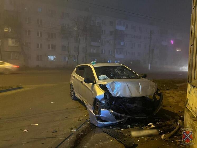 В Волгограде иномарка врезалась в павильон