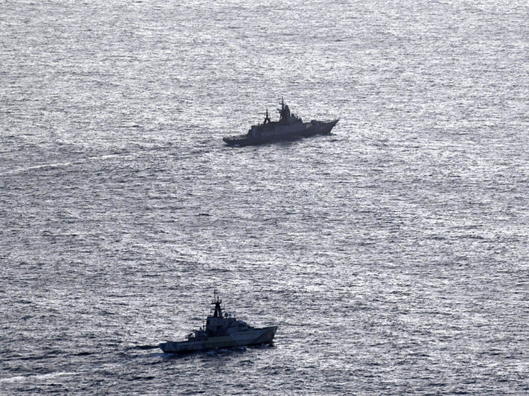 Патрульный корабль Великобритании перехватил российский корвет и танкер, проследив за ними через Ла-Манш, сообщило в воскресенье британское Министерство обороны, добавив, что активность российских военно-морских сил в водах Великобритании за последние два года увеличилась на 30%
