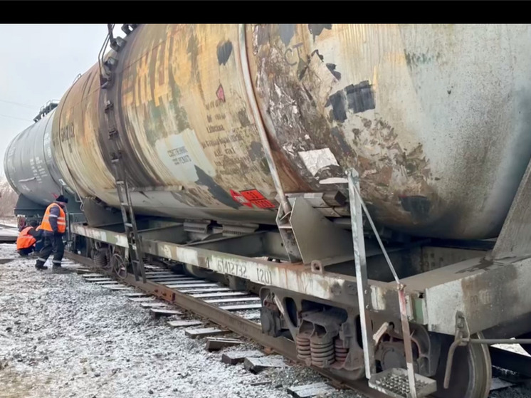 В Челябинской области с рельсов сошли две цистерны с бензином