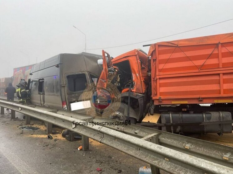 В ДТП под Саратовом с шестью автомобилями пострадали трое