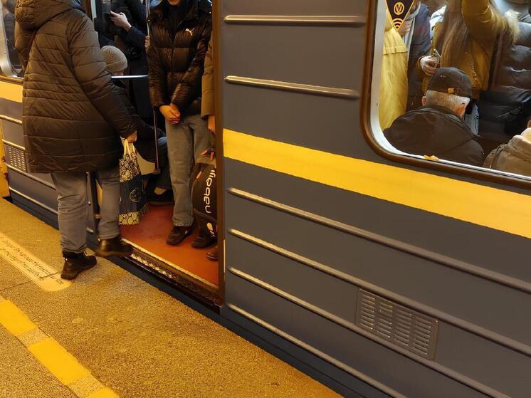 На станциях метро в Петербурге невозможно продраться в вагон из-за снегопада