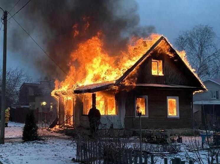 В субботу спасали жилой дом в Опочке, объятый пламенем