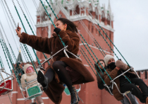 В конце 1990-х годов турецкий журналист Эрдинч Джюндюбейоглу впервые приехал в Россию, ожидая увидеть застывшую в советской действительности холодную страну. Его первые впечатления были окрашены контрастом с привычной жизнью в Стамбуле. Москва встретила его морозом и широкими проспектами, а первым жильем стала небольшая двухкомнатная квартира в так называемой «хрущевке», где вместо гостиной была комната, а вместо кровати — раскладной диван, что стало для него первым уроком местной специфики. 