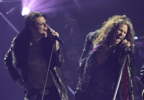 «Разорванное» горло 77-летнего фронтмена Стивена Тайлера почти два года держало в напряжении поклонников («МК» подробно описывал эту душераздирающую историю), оставляя туманными любые перспективы для ветеранов глэм-рока - группы Aerosmith