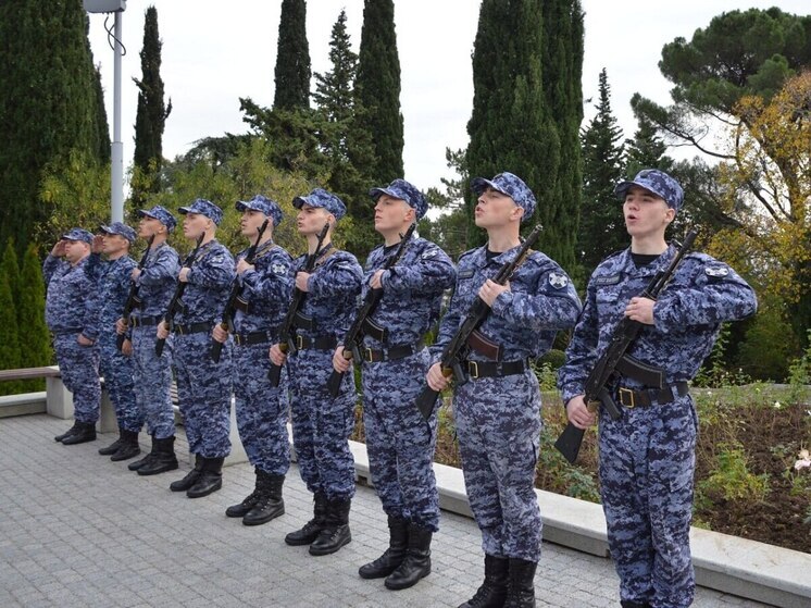 В Ялте у Ливадийского дворца новобранцы Росгвардии приняли Военную присягу