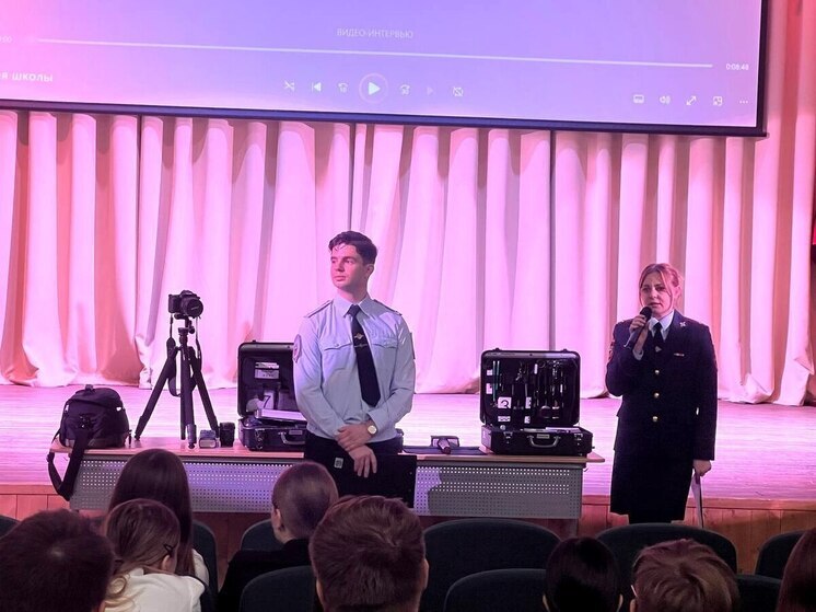 Брянские полицейские рассказали школьникам о работе эксперта-криминалиста