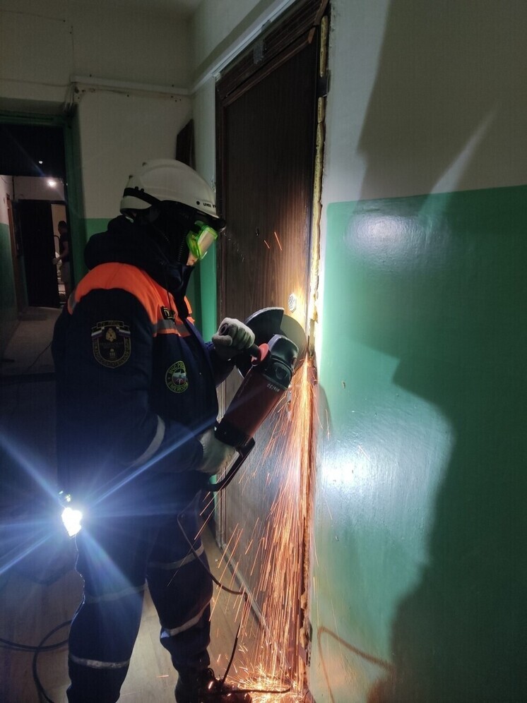 В Пензе спасатели помогли попасть в квартиру сотрудникам полиции