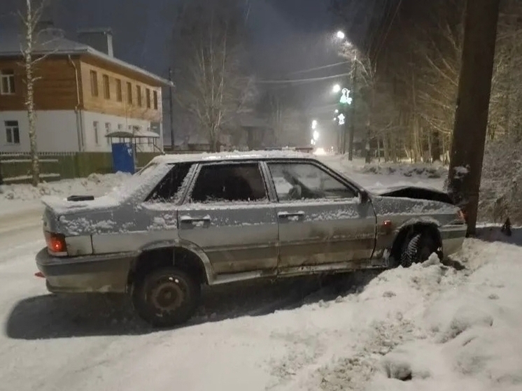 Автоледи врезалась в опору ЛЭП в Великом Устюге