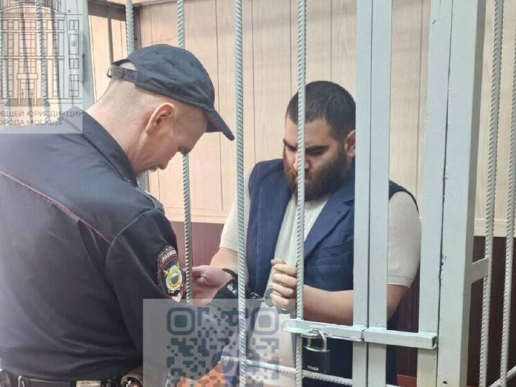 Блогер не пришел в суд Петербурга из-за содержания под стражей в Москве